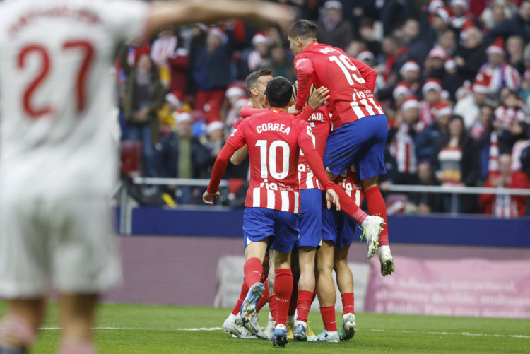 Los jugadores del Atlético de Madrid celebran el gol de su equipo (anotado por Marcos Llorente) durante el partido de LaLiga que enfrentó al Atlético de Madrid y al Sevilla FC en el Cívitas Metropolitano. EFE/ Chema Moya