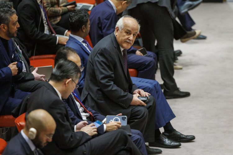 El embajador de Palestina ante la ONU, Riyad Mansour (c), toma asiento antes de la votación del Consejo de Seguridad de las Naciones Unidas, en Nueva York (EE.UU.), este 22 de diciembre de 2023. EFE/EPA/Sarah Yenesel