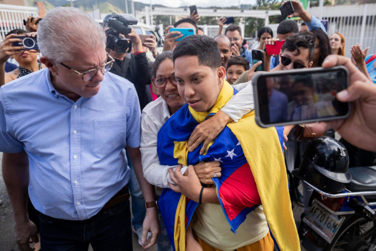 Wendelin Peña (c-i) abraza a su hijo, el estudiante universitario John Álvarez, luego de que este saliera en libertad de un centro de reclusión de la Policía Nacional Bolivariana (PNB) hoy, en Caracas (Venezuela). EFE/ Rayner Peña R.