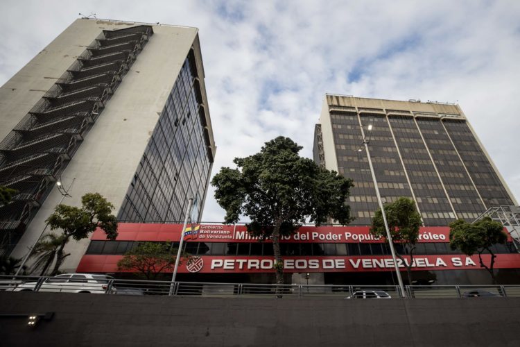 Fotografía del edificio de Petróleos de Venezuela (PDVSA), el 6 de diciembre del 2023, en Caracas (Venezuela). EFE/Miguel Gutiérrez
