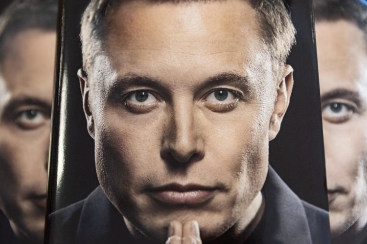 Imagen de archivo del fundador de X (antes Twitter), Elon Musk, en la portada de un libro. EFE/EPA/ETIENNE LAURENT