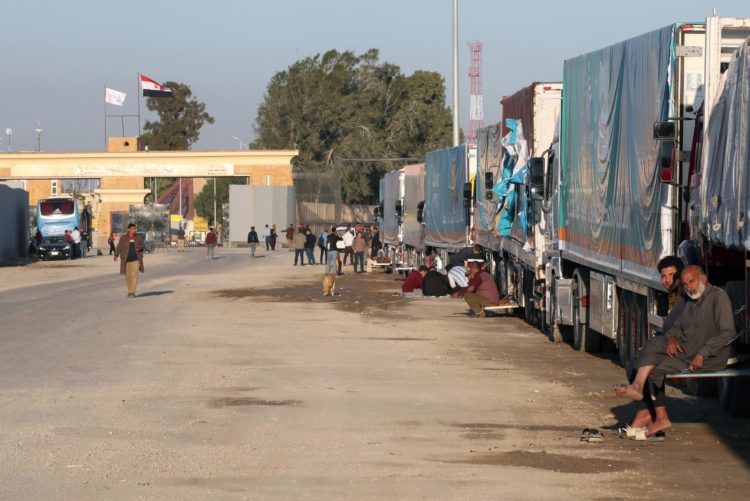 Un convoy de ayuda humanitaria para la Franja de Gaza espera, este 30 de novimebre, frente al puesto fronterizo de Rafah, que une Egipto con el enclave palestino. EFE/EPA/Khaled Elfiqi