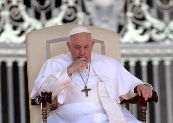 El papa pide no confundir la fiesta en Navidad con el consumismo