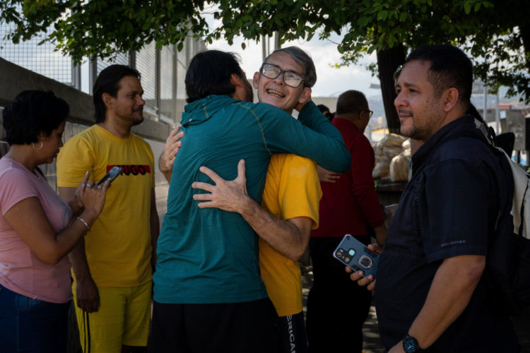 El sindicalista Reynaldo Cortés (c) abraza a un familiar tras ser liberado hoy, en Caracas (Venezuela). EFE/Ronald E. Peña