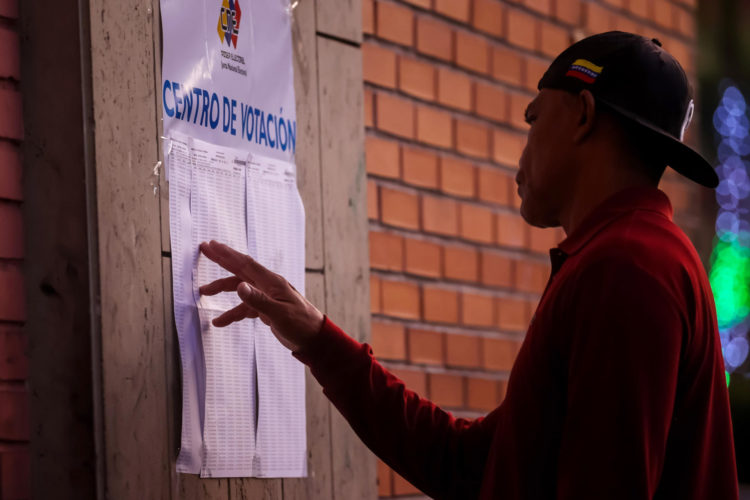 Un votante revisa cuál su mesa electoral para el referendo sobre la disputa con Guyana ayer, en Caracas (Venezuela). EFE/Miguel Gutiérrez