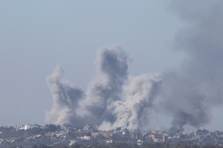 El humo se eleva sobre el campo de refugiados de Al-Bureij, en el centro de la Franja de Gaza, tras el bombardeo del ejército israelí, visto desde un lugar no revelado en la frontera de Gaza el 26 de diciembre de 2023. EFE/EPA/ATEF SAFADI