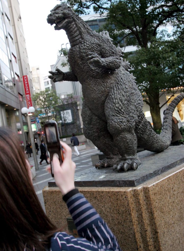 Imagen de archivo de una estatua de Godzilla, en Tokio. EFE/Franck Robichon