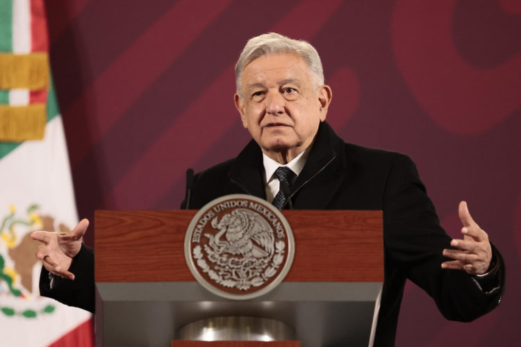 El presidente de México, Andrés Manuel López Obrador, habla durante una rueda de prensa hoy, en el Palacio Nacional en Ciudad de México (México). EFE/ José Méndez
