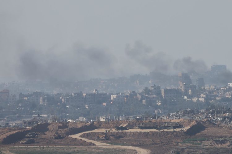 Vista de una columna de humo que produce tras un ataque de Israel sobre la Franja de Gaza, este 19 de diciembre de 2023. EFE/ Abir Sultan