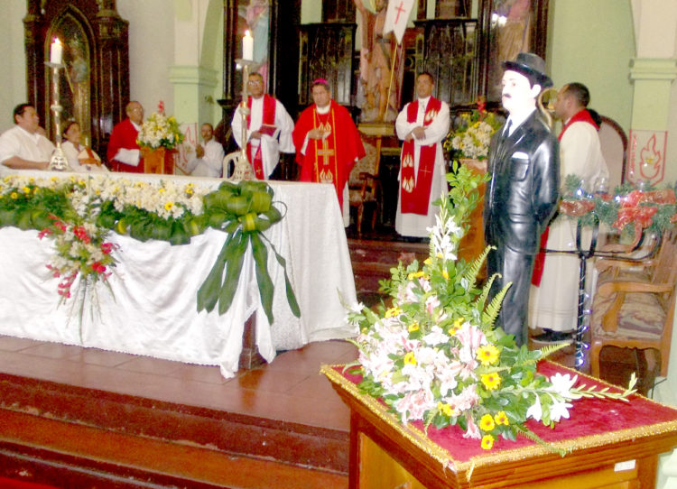 El Obispo y sacerdotes oficiantes de la homilía del pasado 6 de diciembre.