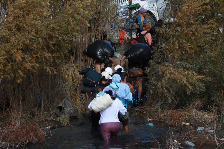 Migrantes cruzan el Río Bravo para intentar cruzar hacia EEUU, el 19 de diciembre de 2023 en ciudad Juárez Chihuahua (México). EFE/Luis Torres