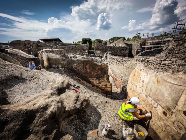 Foto de archivo de un arqueólogo durante unos trabajos de excavación en Pompeya, Italia. EFE/EPA/CESARE ABBATE