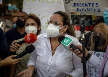 Docentes exigen que el Presupuesto Nacional de 2024 incluya su aumento salarial