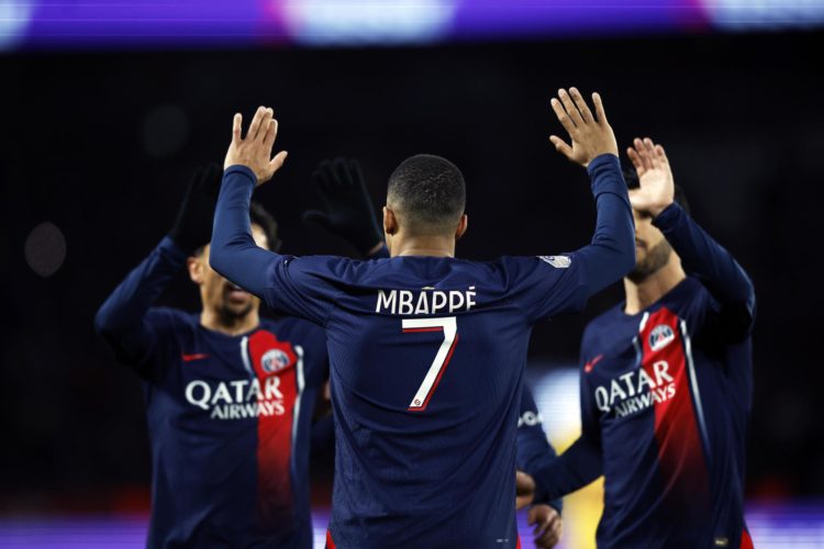 El jugador del PSG Kylian Mbappe celebra el 3-1 durante el partido de la Ligue 1 que han jugado PSG y FC Metz en París, Francia. EFE/EPA/YOAN VALAT