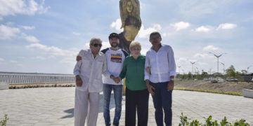 Barranquilla rinde un homenaje a Shakira con una estatua de bronce de más de 6 metros
