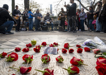Fans recuerdan a Lennon el día de su muerte con flores, manzanas y música en Central Park