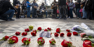 Fans recuerdan a Lennon el día de su muerte con flores, manzanas y música en Central Park