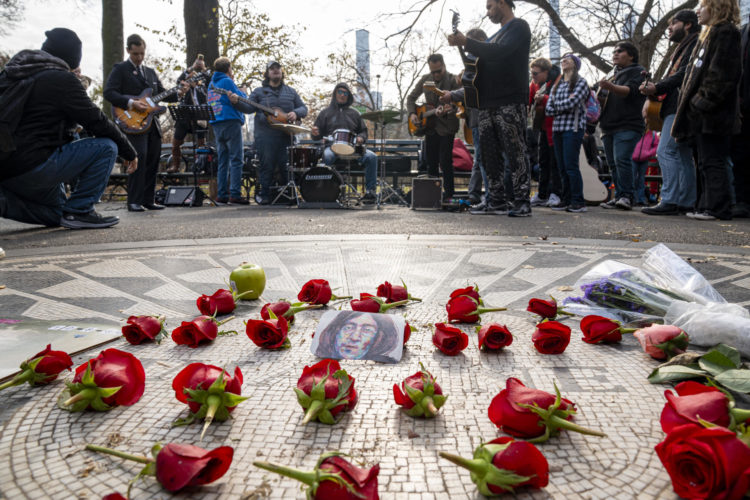 Fotografía de flores que rodean la palabra 'Imagine', en referencia a la famosa canción de John Lennon, depositadas durante un multitudinario encuentro para conmemorar los 43 años de su asesinato, hoy en Central Park en Nueva York (EE.UU). EFE/Ángel Colmenares