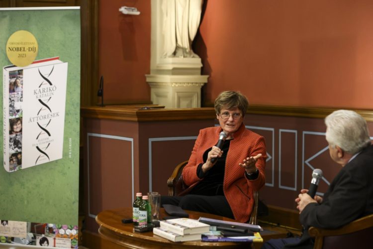 Hungarian biochemist Katalin Kariko (L) speaks next to moderator Janos Horvat (R) during a press conference about her new book, titled 'Breakthroughs,' at the Hungarian Academy of Sciences in Budapest, Hungary, 11 October 2023. EFE/EPA/Robert Hegedus HUNGARY OUT/Archivo