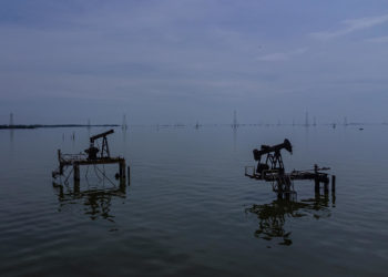 Venezuela extrae casi 135.000 toneladas de desechos del Lago de Maracaibo, aún contaminado