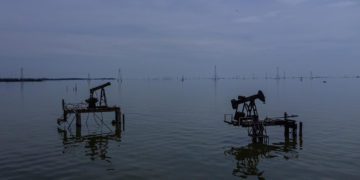 Venezuela extrae casi 135.000 toneladas de desechos del Lago de Maracaibo, aún contaminado