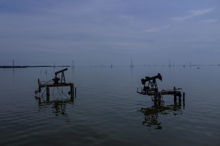 Fotografía de estructuras petroleras abandonadas en el Lago de Maracaibo, el en Maracaibo (Venezuela). EFE/ Henry Chirinos