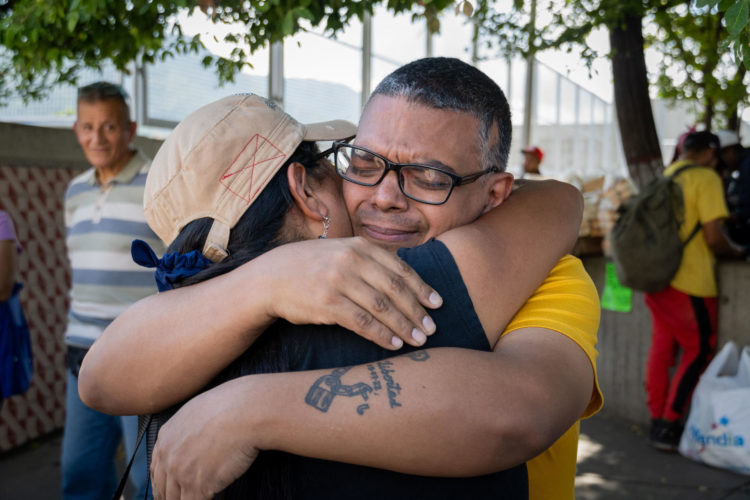 El sindicalista Emilio Negrín (d) abraza a un familiar tras ser liberado hoy, en Caracas (Venezuela). EFE/Ronald E. Peña