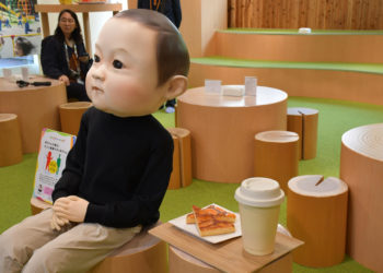 Un café en Tokio permite a sus visitantes ser bebé por un día
