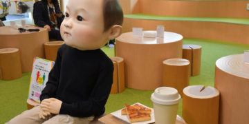 Un café en Tokio permite a sus visitantes ser bebé por un día