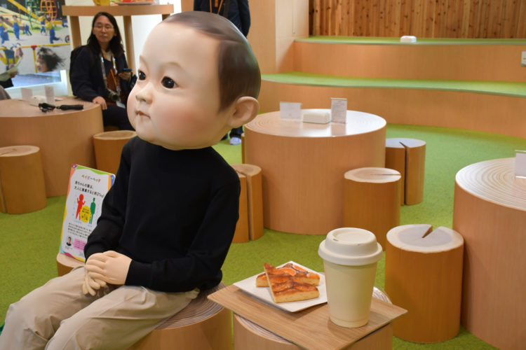 En Japón, donde cada vez menos personas se deciden a tener hijos, un café tokiota permite a sus usuarios experimentar lo que supone ser bebé por un día, con le objetivo de fomentar la empatía con los niños y entender las dificultades a las que se enfrentan a diario. efe/Edurne Morillo