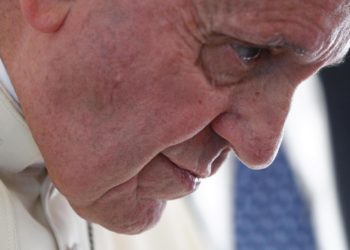 La salud del papa sigue mejorando, pero mañana aún recitará el Ángelus en su residencia