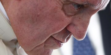 La salud del papa sigue mejorando, pero mañana aún recitará el Ángelus en su residencia