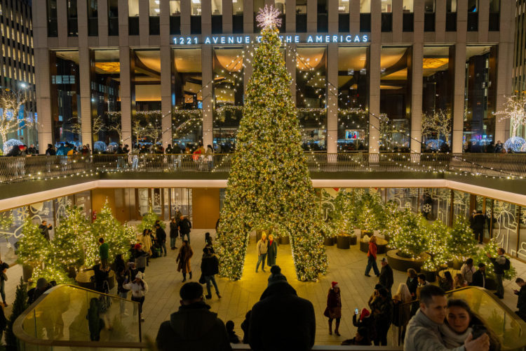Personas se toman fotos en el árbol de navidad del edificio 1221 Avenue of the Americas en Manhattan, el 15 diciembre de 2023, en Nueva York (EE.UU.). EFE/Angel Colmenares