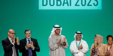La COP28 cierra con un acuerdo «histórico» que no gusta a todos por falta de contundencia