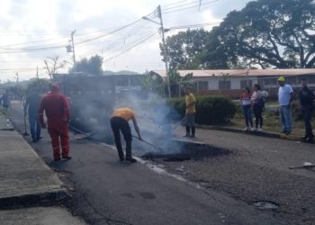 Bacheo y reparación de calles en Miranda