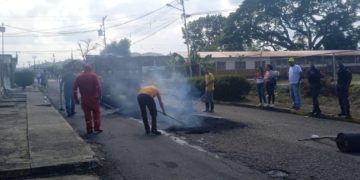 Bacheo y reparación de calles en Miranda