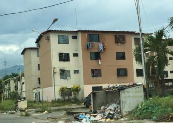 Abarrotada de basura urbanización Las Lomas
