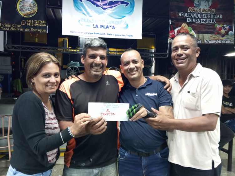 Isbelia de Bernabeo, Frank Trejo y Heberto Paredes entregan el premio al campeón Giancarlo Bernabeo (Gráficas: Miguel Albarrán).