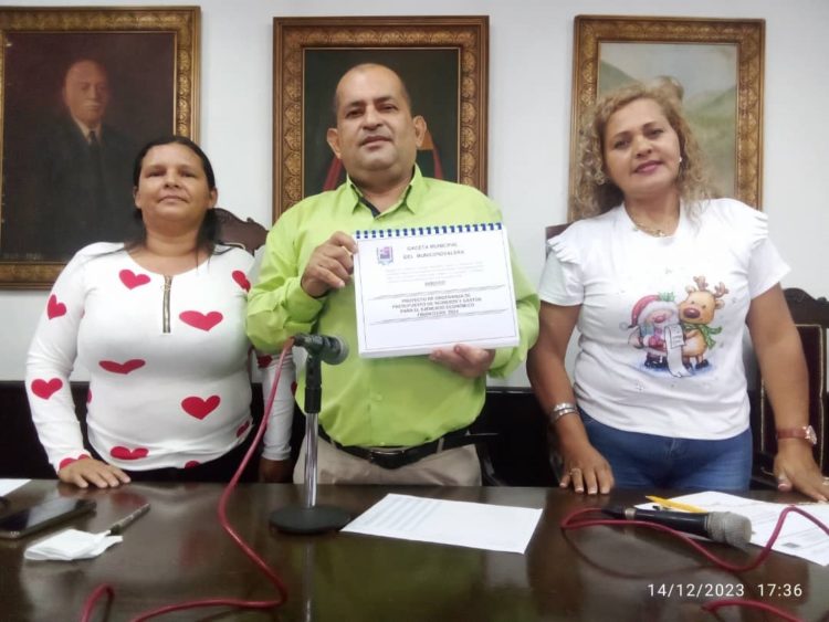 Concejal Mauro Araujo, Andreina Terán y secretaria  de Cámara Angélica D´ Santiago reciben el  presupuesto 2024
