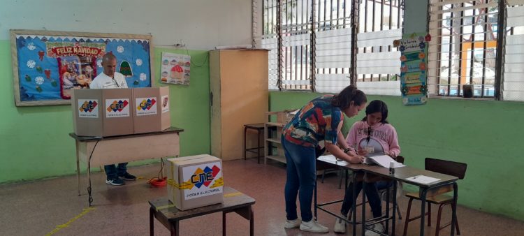 A las 6 a.m. las mesas electorales ya estaban activas, como ocurrió en la EB Carrillo Guerra