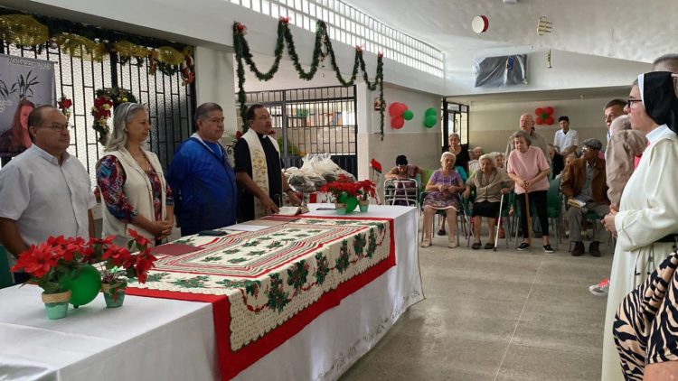 La entrega de hallacas inició en el ancianato Padre Lizardo de San Cristóbal. Fotos: Mariana Duque