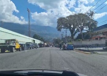 Hasta tres días pierden boconeses en una cola para surtirse de combustible