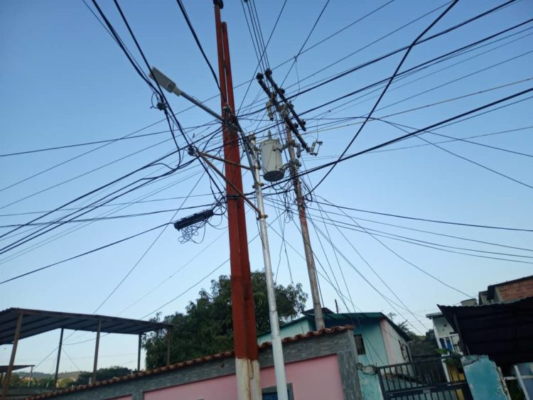 El poste donde los afectados creen está la falla de Internet o wifi en las 52 Casas de San Luis.