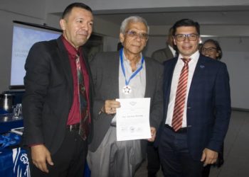 Primer premio a la excelencia académica al Doctor Luis Javier Hernández