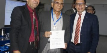 Primer premio a la excelencia académica al Doctor Luis Javier Hernández