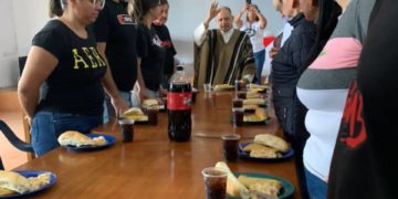 Emaús El Carmen ofrece plato navideño a personas vulnerables