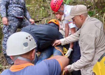 Hombre cae a un barranco de 80 metros vía Laguna de Los Cedros