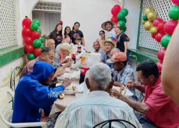 Fundación Sonrisas de Amor Venezuela ofreció almuerzo navideño a abuelos de la Casa de La Misericordia