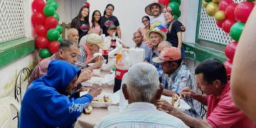 Fundación Sonrisas de Amor Venezuela ofreció almuerzo navideño a abuelos de la Casa de La Misericordia