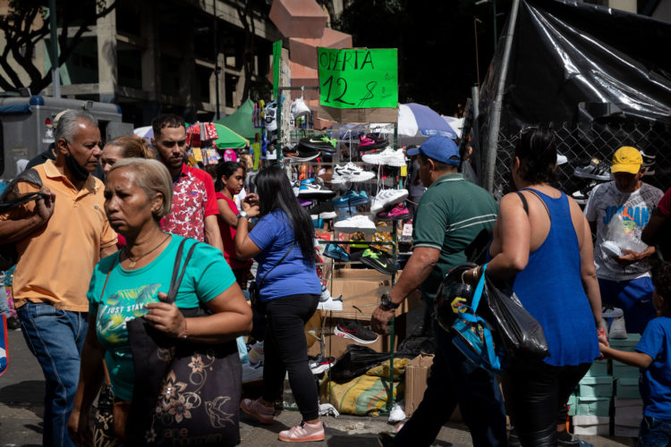 Personas hacen compras en el bulevar de Catia, en Caracas (Venezuela), en una fotografía de archivo. EFE/ Rayner Peña R.